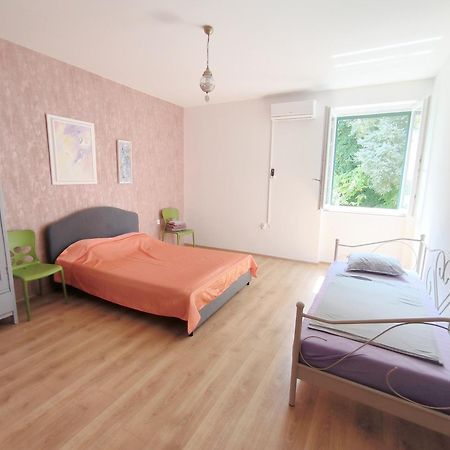 Bright And Colourful Apartment Luce -Sandy Beach Split Exteriör bild